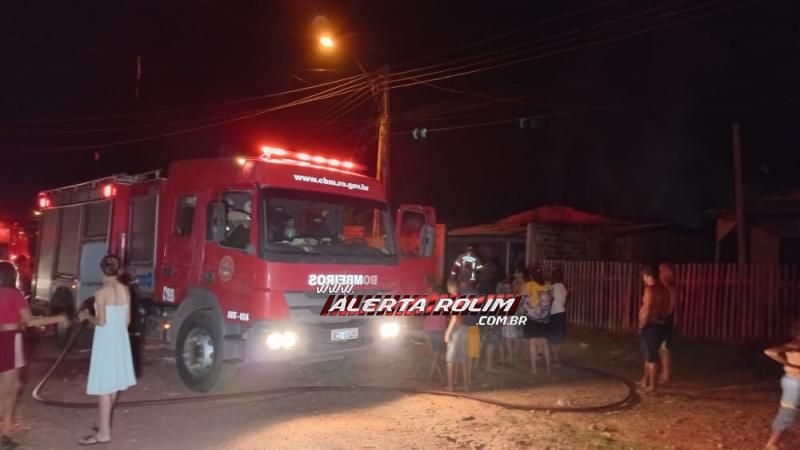 Casa foi destruída por incêndio na noite de domingo no Bom Jardim em Rolim de Moura Casa foi destruída por incêndio na noite de domingo no Bom Jardim em Rolim de Moura