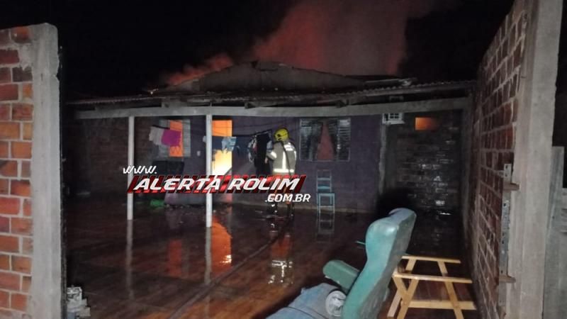 Casa foi destruída por incêndio na noite de domingo no Bom Jardim em Rolim de Moura Casa foi destruída por incêndio na noite de domingo no Bom Jardim em Rolim de Moura