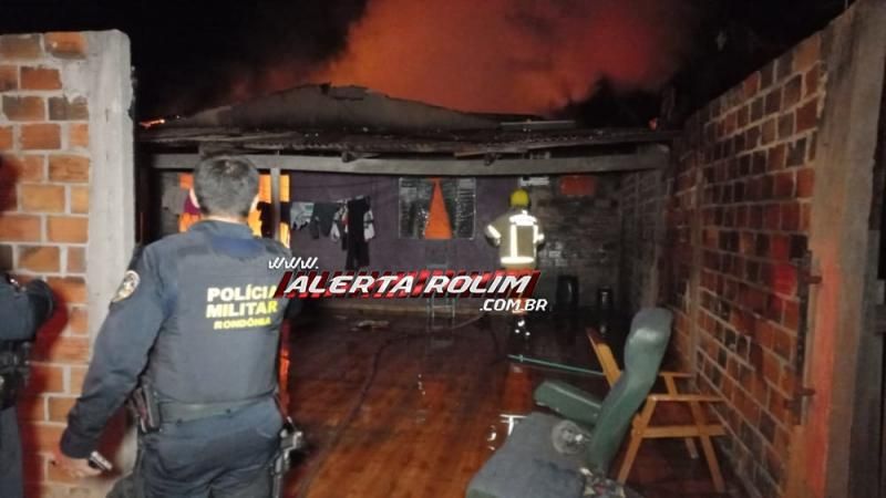 Casa foi destruída por incêndio na noite de domingo no Bom Jardim em Rolim de Moura Casa foi destruída por incêndio na noite de domingo no Bom Jardim em Rolim de Moura