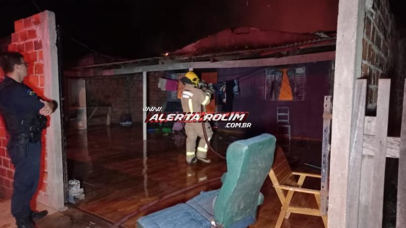 Casa foi destruída por incêndio na noite de domingo no Bom Jardim em Rolim de Moura Casa foi destruída por incêndio na noite de domingo no Bom Jardim em Rolim de Moura