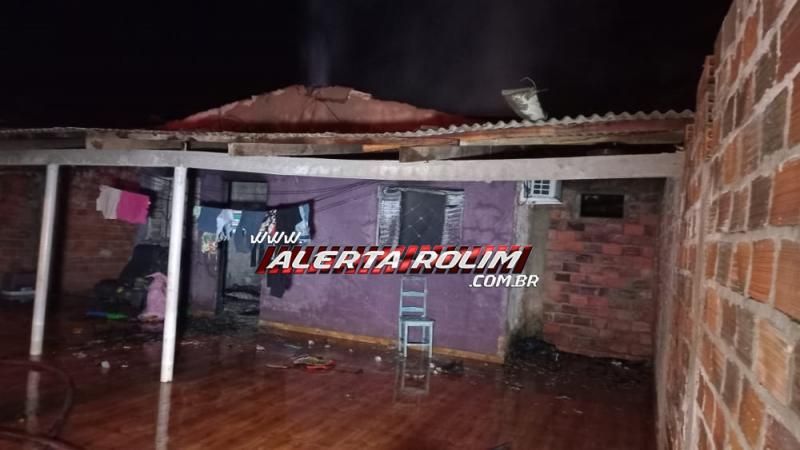 Casa foi destruída por incêndio na noite de domingo no Bom Jardim em Rolim de Moura Casa foi destruída por incêndio na noite de domingo no Bom Jardim em Rolim de Moura
