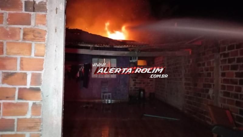 Casa foi destruída por incêndio na noite de domingo no Bom Jardim em Rolim de Moura Casa foi destruída por incêndio na noite de domingo no Bom Jardim em Rolim de Moura