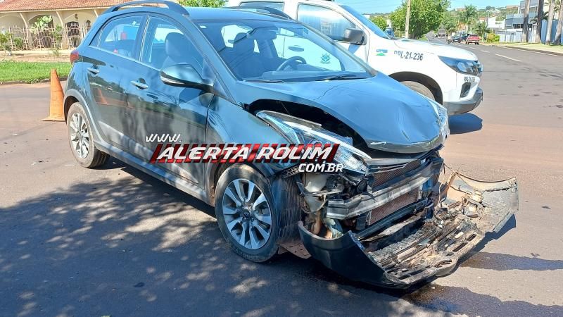 Colisão entre dois carros foi registrada nesta manhã em Rolim de Moura Colisão entre dois carros foi registrada nesta manhã em Rolim de Moura