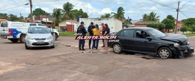 Colisão entre dois carros foi registrada nesta tarde em Rolim de Moura Colisão entre dois carros foi registrada nesta tarde em Rolim de Moura