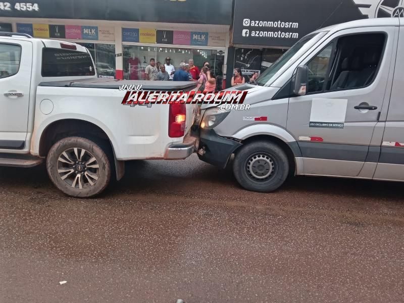 Colisão traseira foi registrada nesta tarde no Centro de Rolim de Moura Colisão traseira foi registrada nesta tarde no Centro de Rolim de Moura