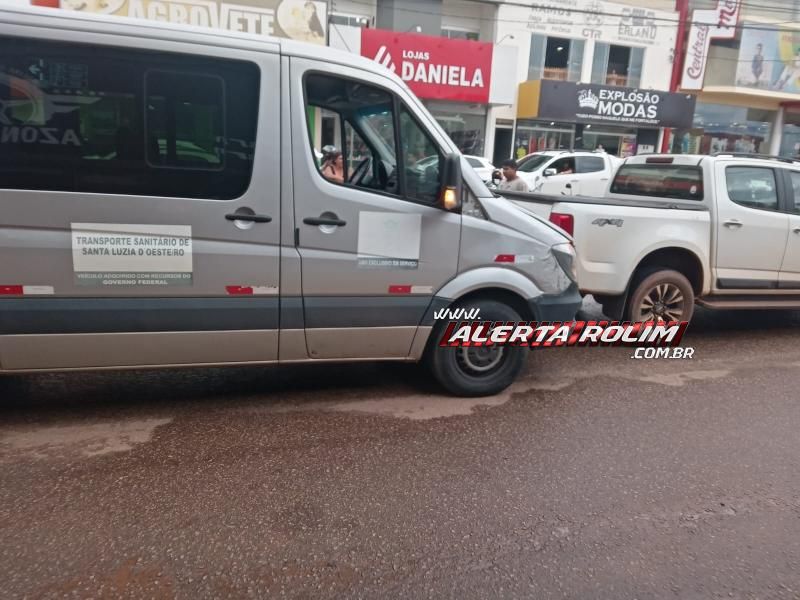 Colisão traseira foi registrada nesta tarde no Centro de Rolim de Moura Colisão traseira foi registrada nesta tarde no Centro de Rolim de Moura