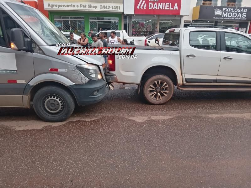 Colisão traseira foi registrada nesta tarde no Centro de Rolim de Moura Colisão traseira foi registrada nesta tarde no Centro de Rolim de Moura