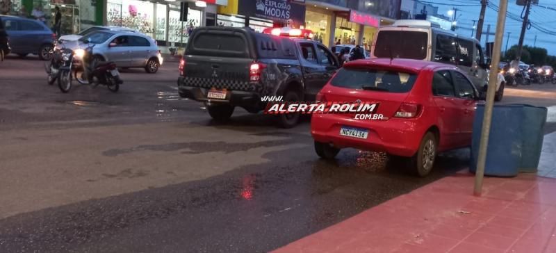 Colisão traseira foi registrada nesta tarde no Centro de Rolim de Moura Colisão traseira foi registrada nesta tarde no Centro de Rolim de Moura