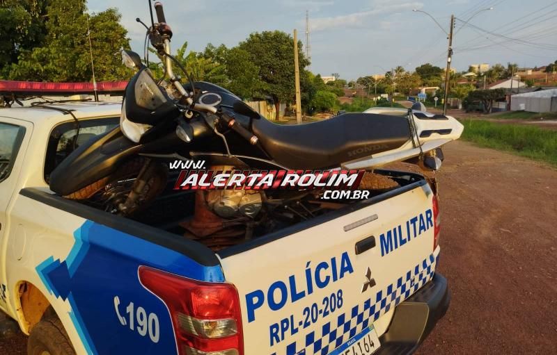 Homem foi preso pela PM em Rolim de Moura, com motocicleta furtada em Pimenta Bueno e que seria levada para a Bolívia Homem foi preso pela PM em Rolim de Moura, com motocicleta furtada em Pimenta Bueno e que seria levada para a Bolívia