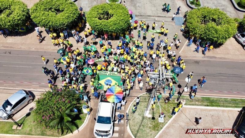 Manifestantes se concentraram em frente à Igreja Matriz nesta manhã em Rolim de Moura; Veja o vídeo Manifestantes se concentraram em frente à Igreja Matriz nesta manhã em Rolim de Moura; Veja o vídeo
