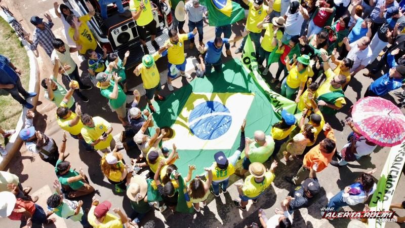 Manifestantes se concentraram em frente à Igreja Matriz nesta manhã em Rolim de Moura; Veja o vídeo Manifestantes se concentraram em frente à Igreja Matriz nesta manhã em Rolim de Moura; Veja o vídeo