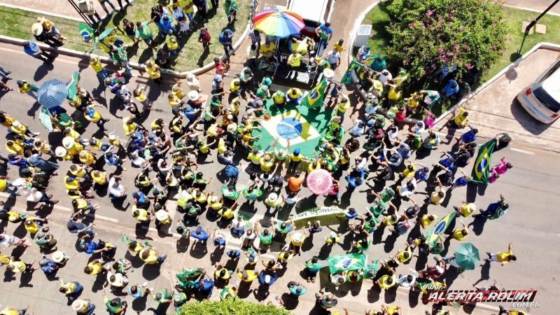 Manifestantes se concentraram em frente à Igreja Matriz nesta manhã em Rolim de Moura; Veja o vídeo Manifestantes se concentraram em frente à Igreja Matriz nesta manhã em Rolim de Moura; Veja o vídeo