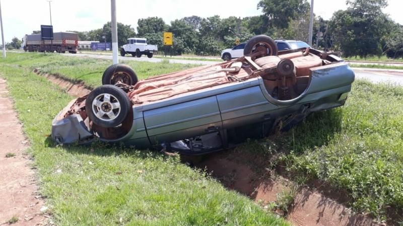 Meliantes invadem residência, furtam veículo e capotam na BR-364 em Pimenta Bueno Meliantes invadem residência, furtam veículo e capotam na BR-364 em Pimenta Bueno
