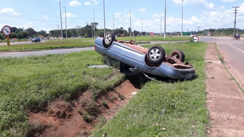 Meliantes invadem residência, furtam veículo e capotam na BR-364 em Pimenta Bueno Meliantes invadem residência, furtam veículo e capotam na BR-364 em Pimenta Bueno