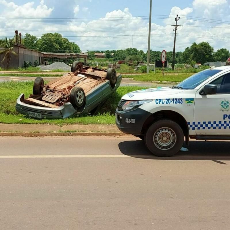 Meliantes invadem residência, furtam veículo e capotam na BR-364 em Pimenta Bueno Meliantes invadem residência, furtam veículo e capotam na BR-364 em Pimenta Bueno