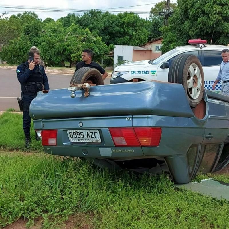 Meliantes invadem residência, furtam veículo e capotam na BR-364 em Pimenta Bueno Meliantes invadem residência, furtam veículo e capotam na BR-364 em Pimenta Bueno