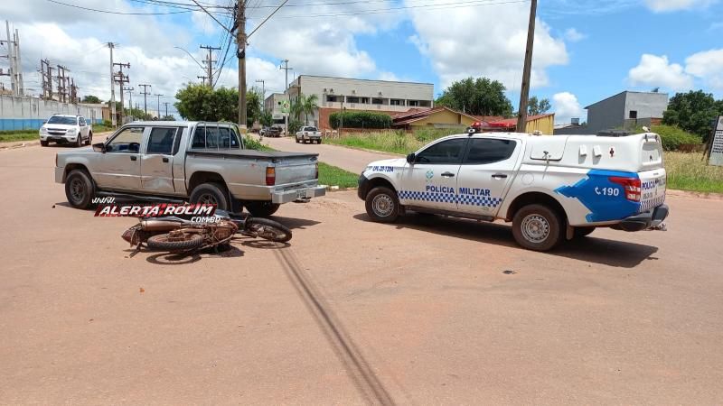 Motociclista atingiu caminhonete após condutor sair de Supermercado nesta quinta-feira em Rolim de Moura Motociclista atingiu caminhonete após condutor sair de Supermercado nesta quinta-feira em Rolim de Moura
