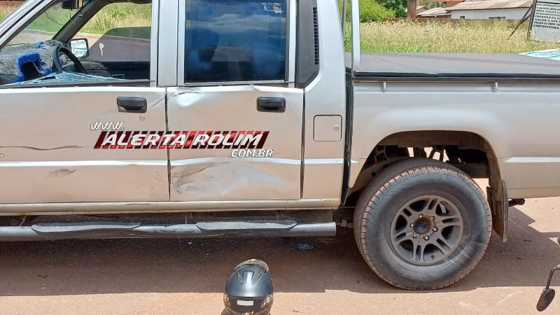 Motociclista atingiu caminhonete após condutor sair de Supermercado nesta quinta-feira em Rolim de Moura Motociclista atingiu caminhonete após condutor sair de Supermercado nesta quinta-feira em Rolim de Moura