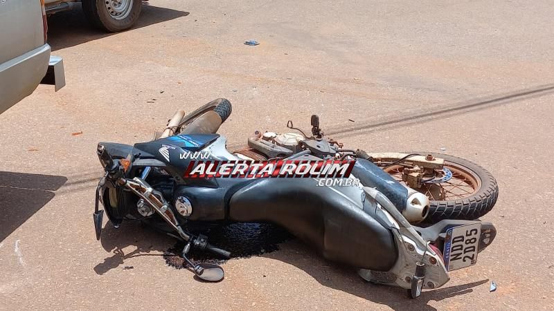 Motociclista atingiu caminhonete após condutor sair de Supermercado nesta quinta-feira em Rolim de Moura Motociclista atingiu caminhonete após condutor sair de Supermercado nesta quinta-feira em Rolim de Moura