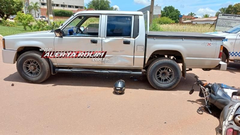 Motociclista atingiu caminhonete após condutor sair de Supermercado nesta quinta-feira em Rolim de Moura Motociclista atingiu caminhonete após condutor sair de Supermercado nesta quinta-feira em Rolim de Moura