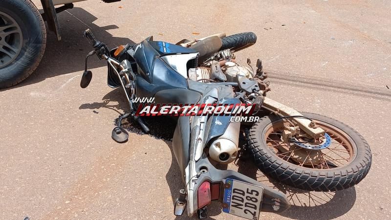 Motociclista atingiu caminhonete após condutor sair de Supermercado nesta quinta-feira em Rolim de Moura Motociclista atingiu caminhonete após condutor sair de Supermercado nesta quinta-feira em Rolim de Moura