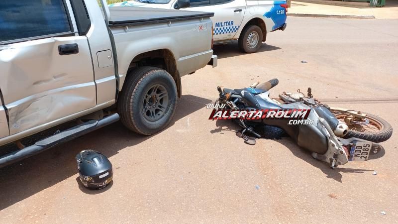 Motociclista atingiu caminhonete após condutor sair de Supermercado nesta quinta-feira em Rolim de Moura Motociclista atingiu caminhonete após condutor sair de Supermercado nesta quinta-feira em Rolim de Moura