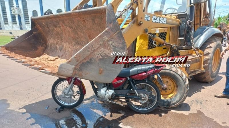 Motociclista ficou ferido após colisão com retroescavadeira neste sábado em Rolim de Moura