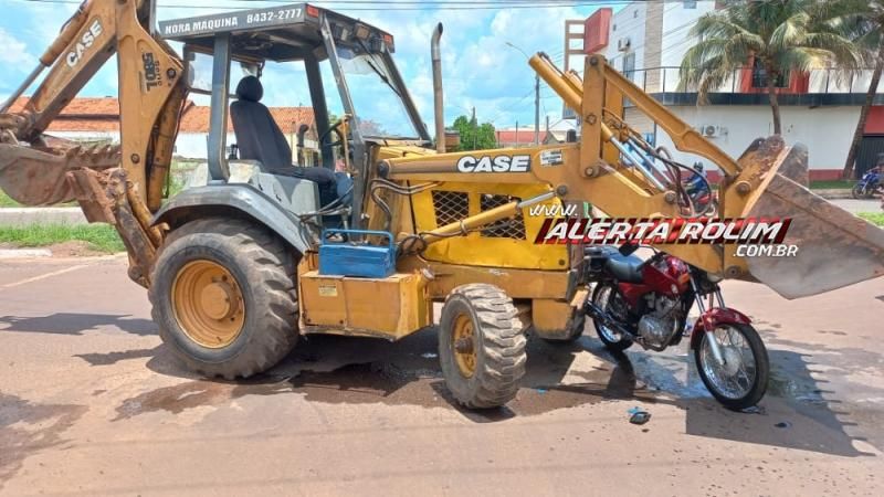 Motociclista ficou ferido após colisão com retroescavadeira neste sábado em Rolim de Moura Motociclista ficou ferido após colisão com retroescavadeira neste sábado em Rolim de Moura