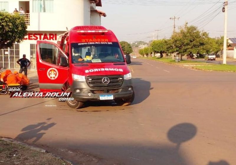 Mulher sofreu fratura exposta na perna em acidente de trânsito nesta manhã em Rolim de Moura Mulher sofreu fratura exposta na perna em acidente de trânsito nesta manhã em Rolim de Moura