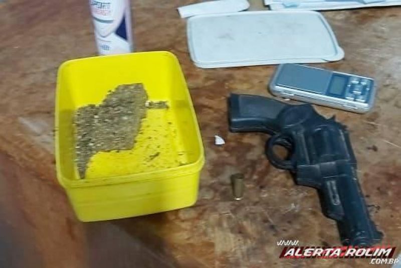 Três homens foram detidos pela PM em Rolim de Moura com 05 pés de maconha em residência Três homens foram detidos pela PM em Rolim de Moura com 05 pés de maconha em residência