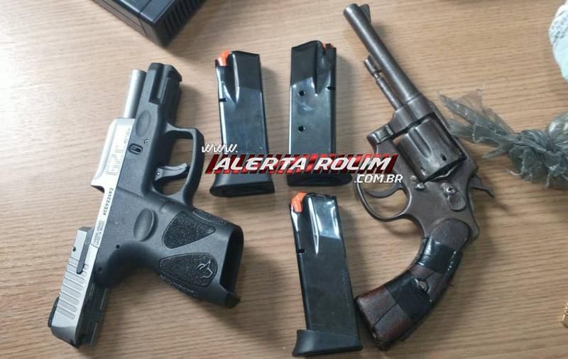 URGENTE - Policial Militar foi vítima de roubo a mão armada na sua residência em Rolim de Moura; armas roubadas e autores do crime foram presos pela PM URGENTE - Policial Militar foi vítima de roubo a mão armada na sua residência em Rolim de Moura; armas roubadas e autores do crime foram presos pela PM