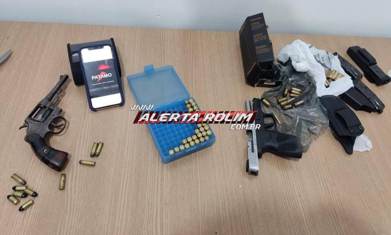 URGENTE - Policial Militar foi vítima de roubo a mão armada na sua residência em Rolim de Moura; armas roubadas e autores do crime foram presos pela PM URGENTE - Policial Militar foi vítima de roubo a mão armada na sua residência em Rolim de Moura; armas roubadas e autores do crime foram presos pela PM