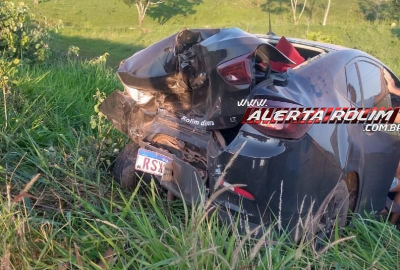 Violenta colisão foi registrada entre dois carros na RO 383 em Rolim de Moura Violenta colisão foi registrada entre dois carros na RO 383 em Rolim de Moura