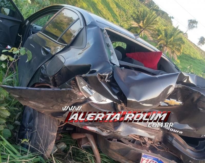 Violenta colisão foi registrada entre dois carros na RO 383 em Rolim de Moura Violenta colisão foi registrada entre dois carros na RO 383 em Rolim de Moura