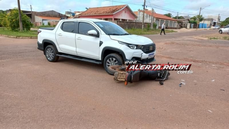 Motociclista fraturou uma das pernas ao ser atingido por carro nesta sexta-feira em Rolim de Moura Motociclista fraturou uma das pernas ao ser atingido por carro nesta sexta-feira em Rolim de Moura