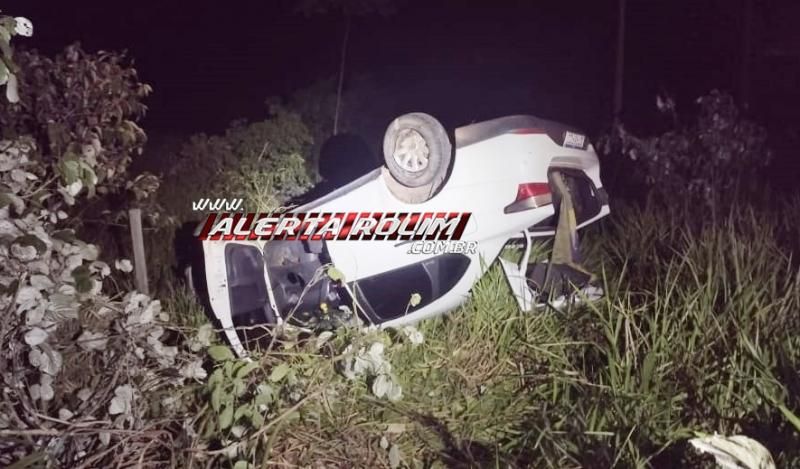 Capotamento de carro foi registrado na noite de domingo na RO 383 em Rolim de Moura Capotamento de carro foi registrado na noite de domingo na RO 383 em Rolim de Moura