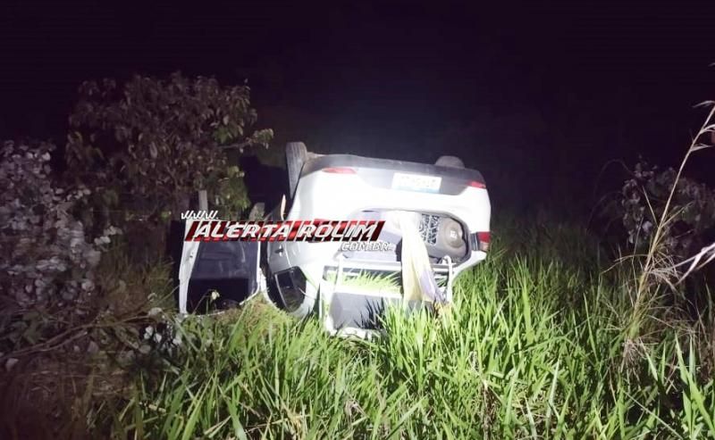 Capotamento de carro foi registrado na noite de domingo na RO 383 em Rolim de Moura Capotamento de carro foi registrado na noite de domingo na RO 383 em Rolim de Moura
