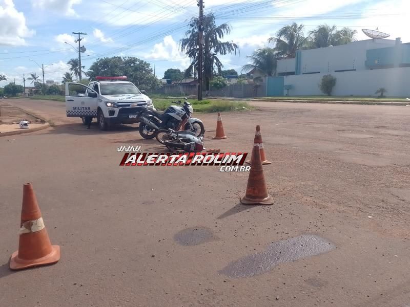 Três pessoas ficaram feridas após colisão entre motos nesta tarde em Rolim de Moura Três pessoas ficaram feridas após colisão entre motos nesta tarde em Rolim de Moura