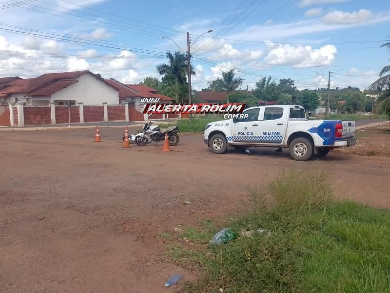 Três pessoas ficaram feridas após colisão entre motos nesta tarde em Rolim de Moura Três pessoas ficaram feridas após colisão entre motos nesta tarde em Rolim de Moura