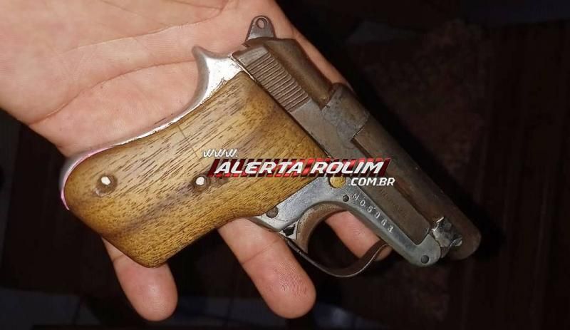 Após roubo à mão armada, 03 homens foram presos pela PM em Rolim de Moura; veículo e outros produtos roubados foram recuperados e duas armas de fogo foram apreendidas Após roubo à mão armada, 03 homens foram presos pela PM em Rolim de Moura; veículo e outros produtos roubados foram recuperados e duas armas de fogo foram apreendidas