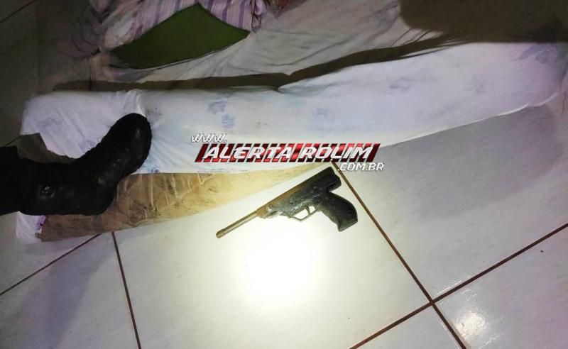 Após roubo à mão armada, 03 homens foram presos pela PM em Rolim de Moura; veículo e outros produtos roubados foram recuperados e duas armas de fogo foram apreendidas Após roubo à mão armada, 03 homens foram presos pela PM em Rolim de Moura; veículo e outros produtos roubados foram recuperados e duas armas de fogo foram apreendidas