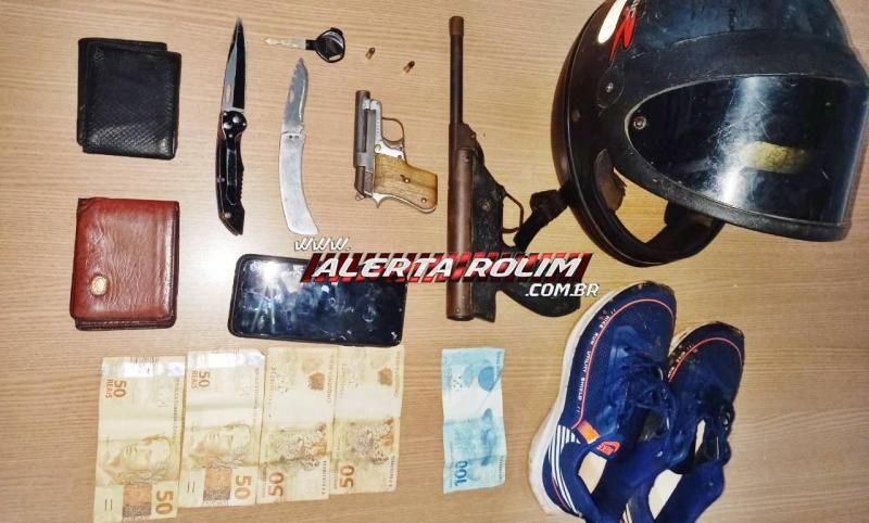 Após roubo à mão armada, 03 homens foram presos pela PM em Rolim de Moura; veículo e outros produtos roubados foram recuperados e duas armas de fogo foram apreendidas Após roubo à mão armada, 03 homens foram presos pela PM em Rolim de Moura; veículo e outros produtos roubados foram recuperados e duas armas de fogo foram apreendidas