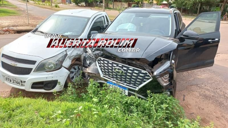 Colisão entre dois carros foi registrada nesta tarde de quinta-feira em Rolim de Moura Colisão entre dois carros foi registrada nesta tarde de quinta-feira em Rolim de Moura