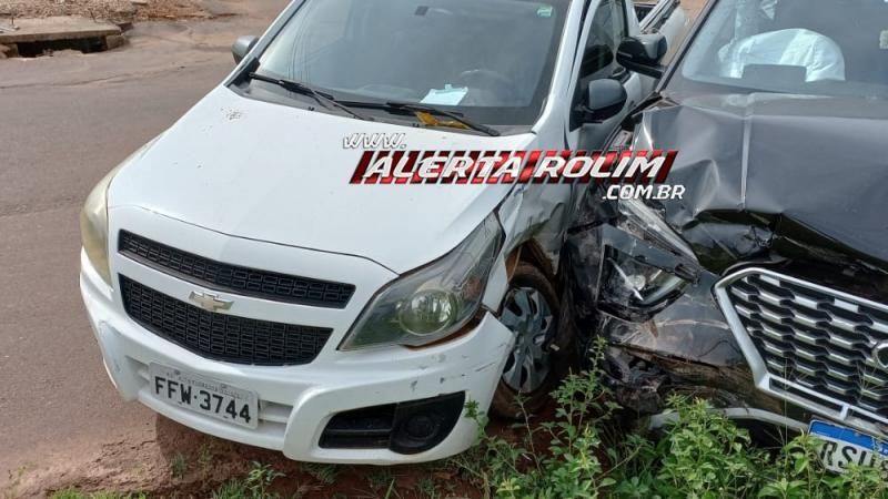 Colisão entre dois carros foi registrada nesta tarde de quinta-feira em Rolim de Moura Colisão entre dois carros foi registrada nesta tarde de quinta-feira em Rolim de Moura