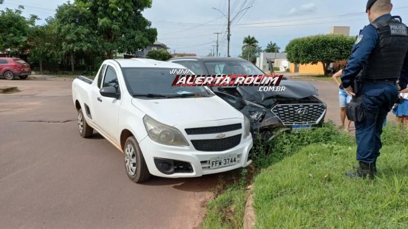 Colisão entre dois carros foi registrada nesta tarde de quinta-feira em Rolim de Moura Colisão entre dois carros foi registrada nesta tarde de quinta-feira em Rolim de Moura