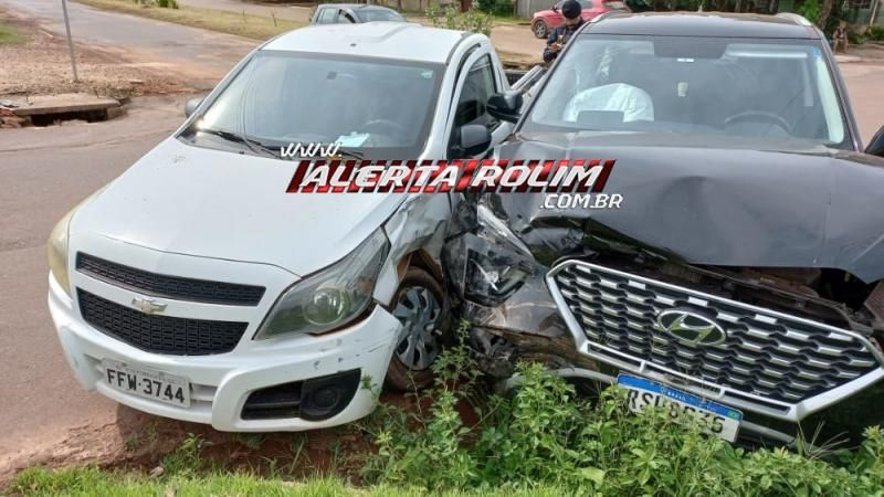 Colisão entre dois carros foi registrada nesta tarde de quinta-feira em Rolim de Moura Colisão entre dois carros foi registrada nesta tarde de quinta-feira em Rolim de Moura