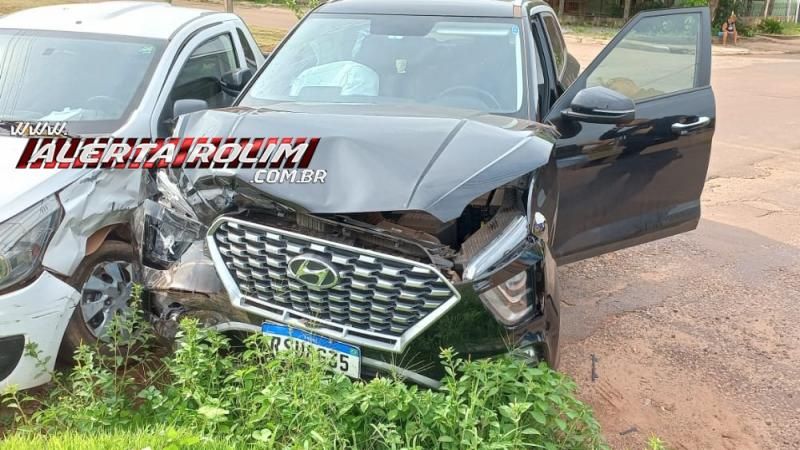 Colisão entre dois carros foi registrada nesta tarde de quinta-feira em Rolim de Moura Colisão entre dois carros foi registrada nesta tarde de quinta-feira em Rolim de Moura