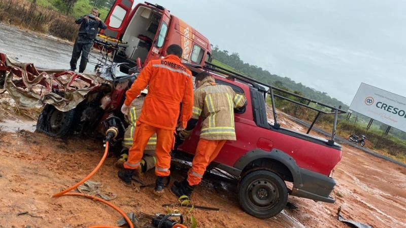 Colisão frontal entre Strada e carro forte deixou duas pessoas gravemente feridas nesta sexta-feira em RO Colisão frontal entre Strada e carro forte deixou duas pessoas gravemente feridas nesta sexta-feira em RO
