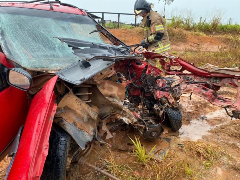 Colisão frontal entre Strada e carro forte deixou duas pessoas gravemente feridas nesta sexta-feira em RO Colisão frontal entre Strada e carro forte deixou duas pessoas gravemente feridas nesta sexta-feira em RO