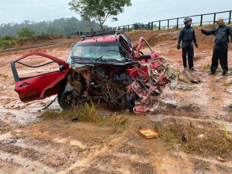 Colisão frontal entre Strada e carro forte deixou duas pessoas gravemente feridas nesta sexta-feira em RO Colisão frontal entre Strada e carro forte deixou duas pessoas gravemente feridas nesta sexta-feira em RO